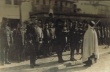 Une revue sur le boulevard El Alou - Le général Gouraud décore le sous-intendant Armand