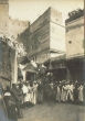 La foule, dans la rue et sur les terrasses, attend le passage du général Gouraud