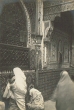 Femmes indigènes en prière devant la mosquée de Mouley-Idriss