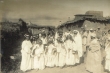 Les plus jolies filles des tribus chleurs poussent des you-yous au passage du résident général