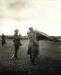 La revue des 52 drapeaux (18 avril 1916) Le général Gouraud remet la croix de guere à un drapeau