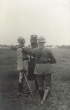 Le général Gouraud, remet la croix de commandeur au général Malcor, commandant l'artillerie de l'armée