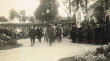L'anniversaire des morts au cimetière militaire de Chalons (1 novembre 1916)- Les autorités, le général Gouraud, le préfet et le maire, entrent au cimetière