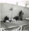 Une famille marocaine attendant l'appel pour monter dans le bateau