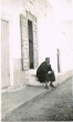 Homme juif assis sur l'escalier de la Synagogue