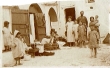 Famille juive dans la cour