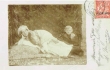 Femme posant sur des coussins