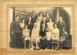 La mariée, son marie et sa famille le jour du mariage