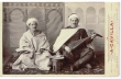 Deux européens en costume traditionel marocain