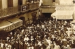 Foule  devant la British Post Office dans le Sokko de Tanger
