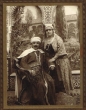 Dona et Abraham, dans leur costume marocain, photographiés à Grenade