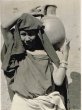 Femme de Tiznit portant une cruche