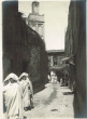Une rue de Meknès et sa mosquée