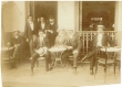 Groupe de juifs tangérois assis à une terrasse de cafè