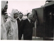 Le Sultan du Maroc assiste à un reportage radiophonique.