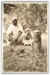 Père et fils prenant du thé dans la campagne