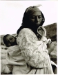 femme avec son bébés dans la ville de Marrakech