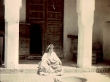 Femme juive dans son intérieur