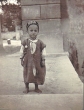 Un enfant et un homme qui boit de l'eau