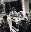Jeunes filles qui apprennent la broderie