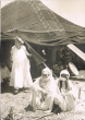 Femmes marocaines et tente berbère du moyen atlas
