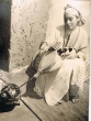 Jeune femme marocaine allumant son feu