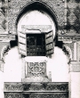 La medersa Sahrij (Deuxième fenêtre de la façade à droite de la porte d'entrée)