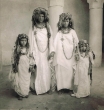 Femmes et enfants dans leur tenue traditionnelle