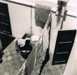 Femme lavant du linge dans sa cour