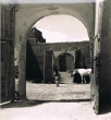 Les cours intérieures des maisons des villages du sud marocain ont toutes une cour intérieure que ferment des portes en bois massif