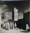 Un groupe de femme passant devant la mosquée de Tiznit