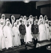 Plusieurs dignitaires marocains qui posent avec deux militaires français le 1er décembre 1940