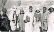 Enfants allant à l'école dans une région du sud marocain