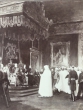Photographie montrant le tableau le roi d'Angleterre Edward VII qui reçoit les lettres de créances de l'Ambassadeur Al Mehdi Al Mnebhi, Ambassadeur du Sultan Moulay Abdelaziz.