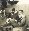 Trois artisans juifs travaillant dans leur atelier de couture