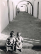 Deux enfants en conversation
