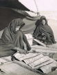 Femmes travaillant le cuir
