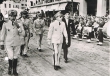 Mohammed V en tenue militaire en compagnie de Moulay Hassan, prince héritier et Moulay Mohammed en civil.