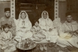 La famille Bouhssira prenant le thé