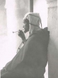 Homme qui fumme du kif