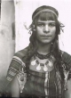 Jeune fille avec sa parrure de bijoux