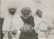 Trois dignitaires assis : Mohamed ben Dahan, Pacha de Tiznit; Si Larbi el Derdouri; Mohamed el Ksimi